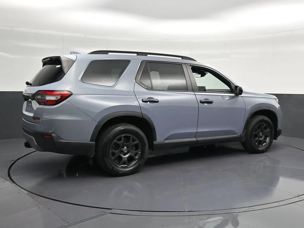 2023 Honda Pilot TrailSport photo 3