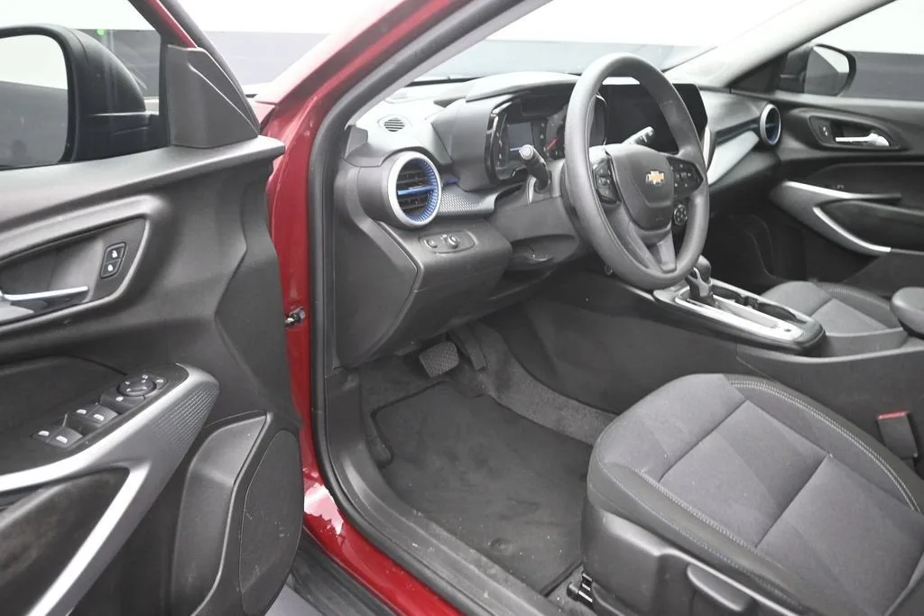 2025 Chevrolet Trax LS photo 10