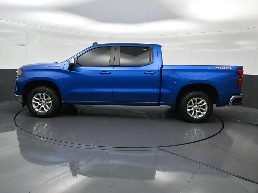 2024 Chevrolet Silverado 1500 LT photo 2