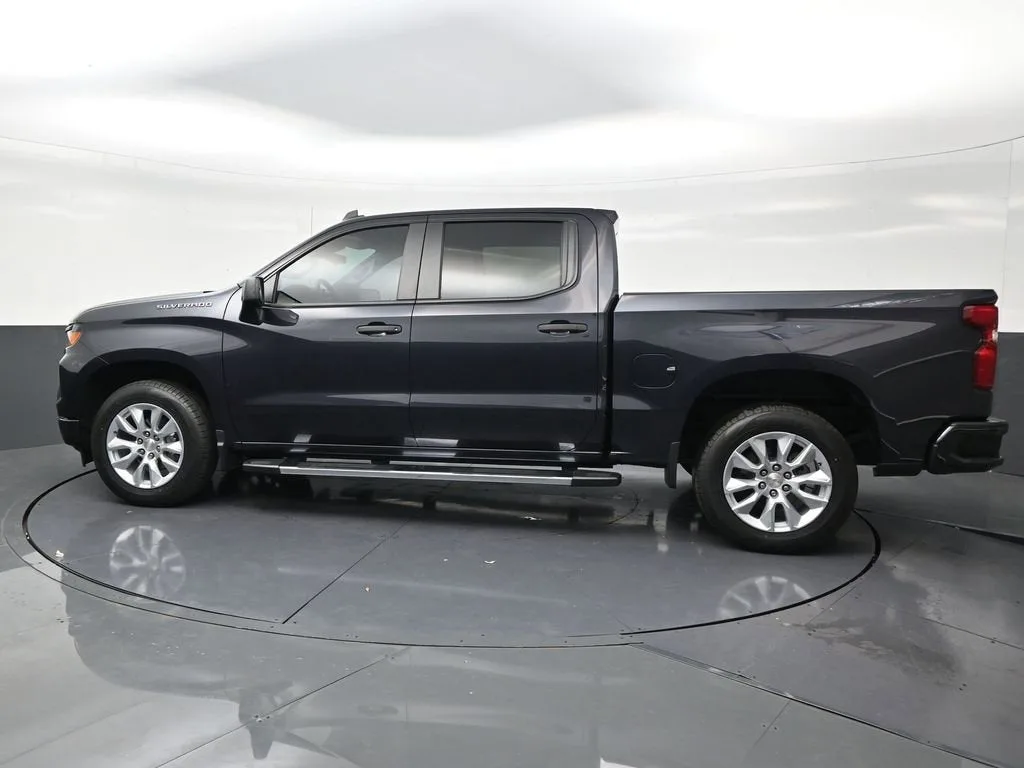 2023 Chevrolet Silverado 1500 Custom photo 2