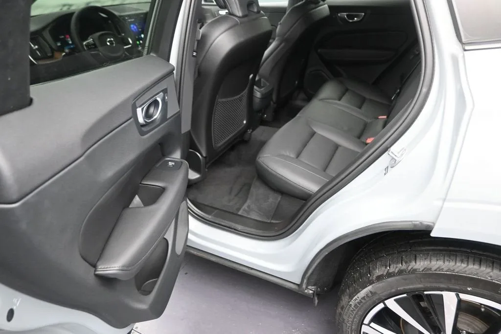 2024 Volvo XC60 Plus Dark Theme photo 12