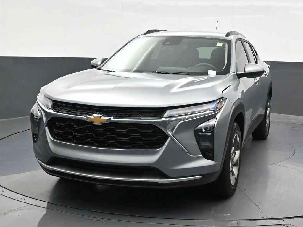 2025 Chevrolet Trax LT photo 9