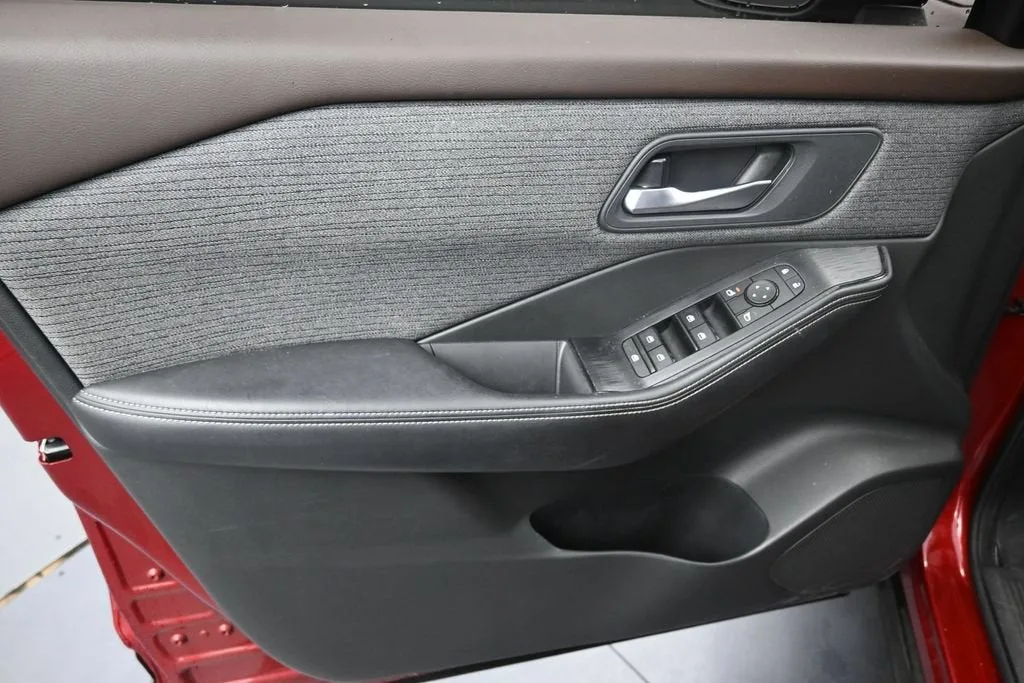 2021 Nissan Rogue SV FWD photo 11