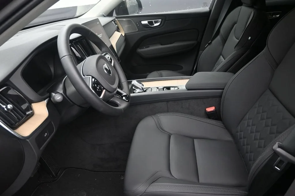 2026 Volvo XC60 Plus photo 12