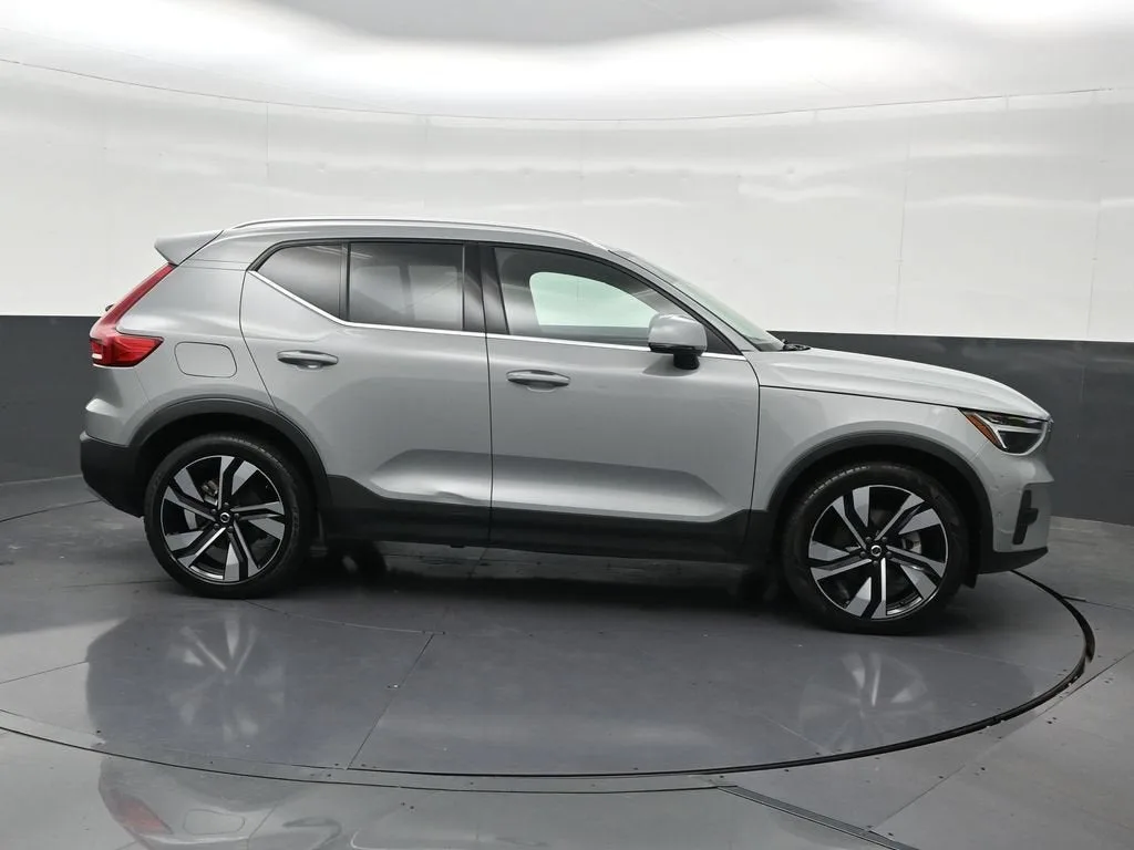 2024 Volvo XC40 B5 Plus Bright Theme photo 7