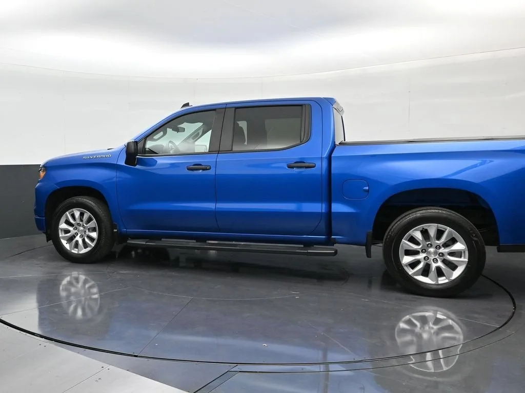 2023 Chevrolet Silverado 1500 Custom photo 2