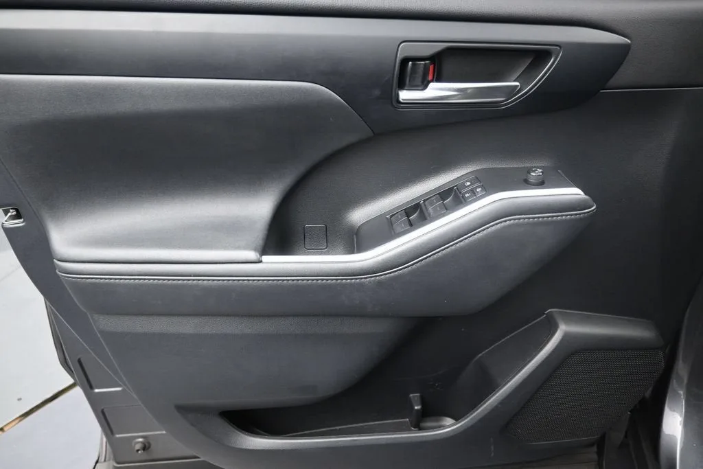 2021 Toyota Highlander XLE photo 11