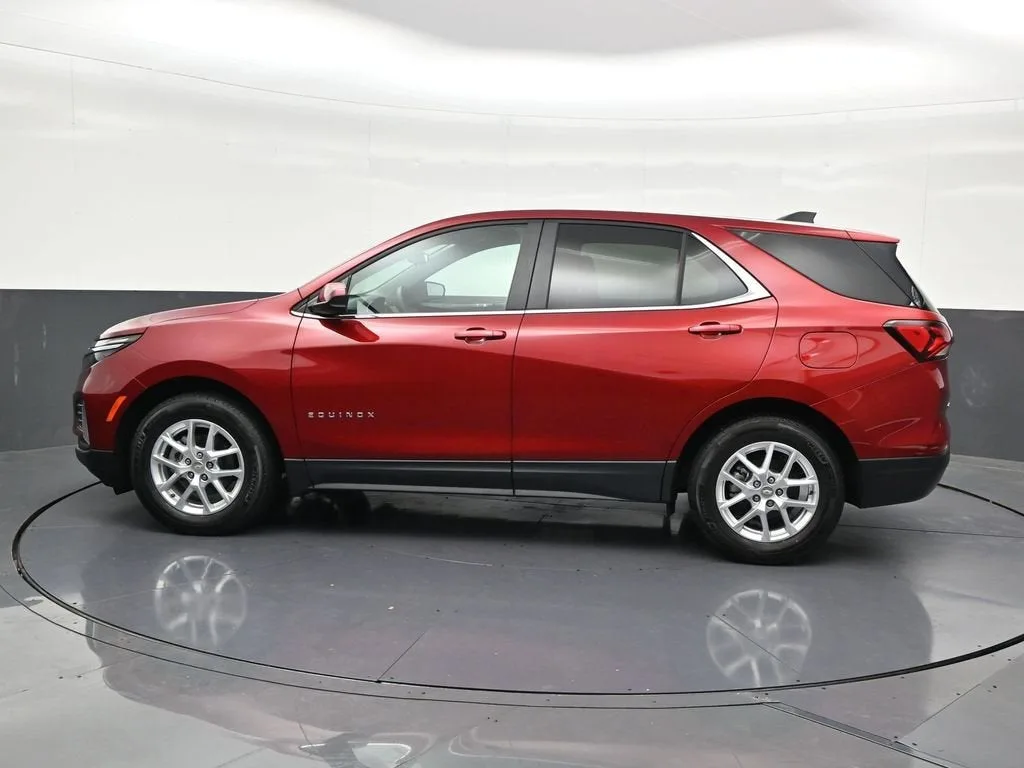 2024 Chevrolet Equinox LT photo 2