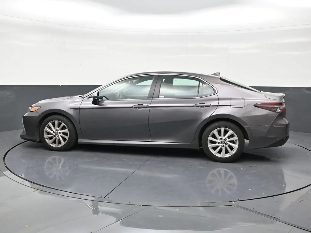 2022 Toyota Camry LE photo 2