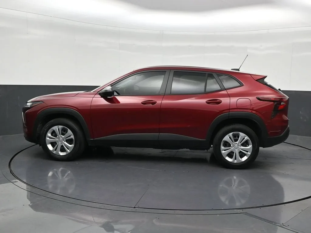 2024 Chevrolet Trax LS photo 2