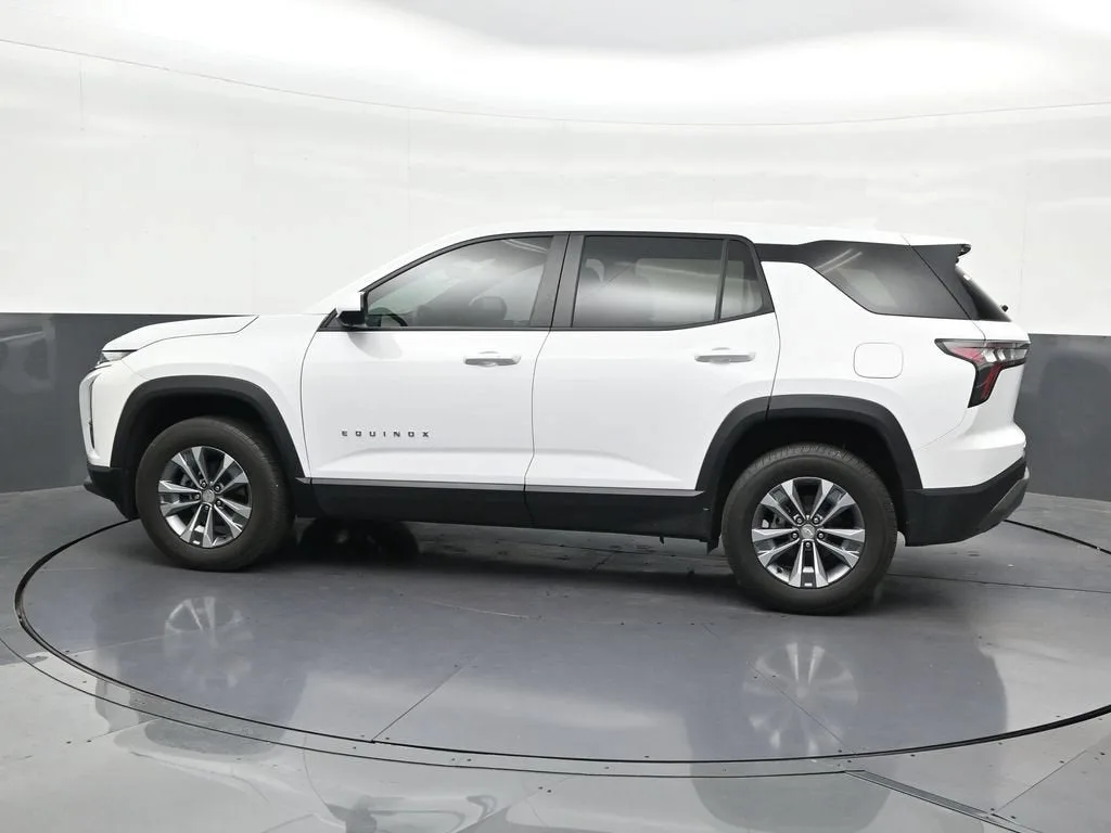 2025 Chevrolet Equinox LT photo 2