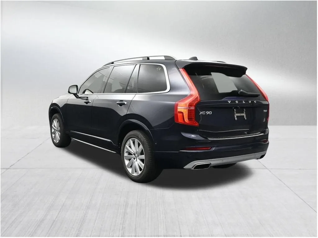 2017 Volvo XC90 T6 Momentum photo 3