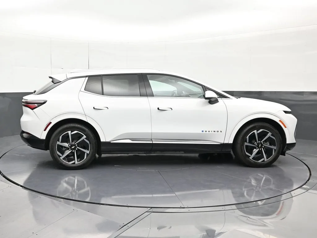 2025 Chevrolet Equinox EV LT photo 6