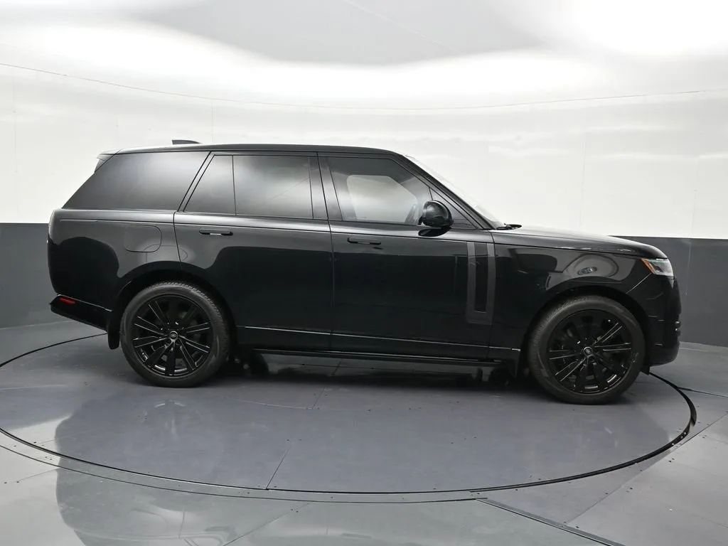 2023 Land Rover Range Rover SE photo 6