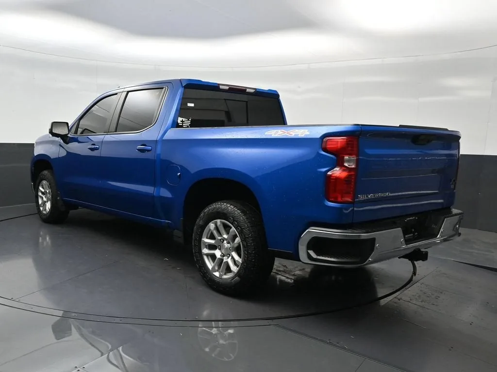 2024 Chevrolet Silverado 1500 LT photo 3