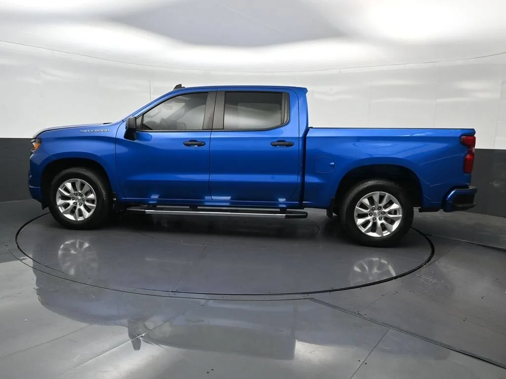 2024 Chevrolet Silverado 1500 Custom photo 2