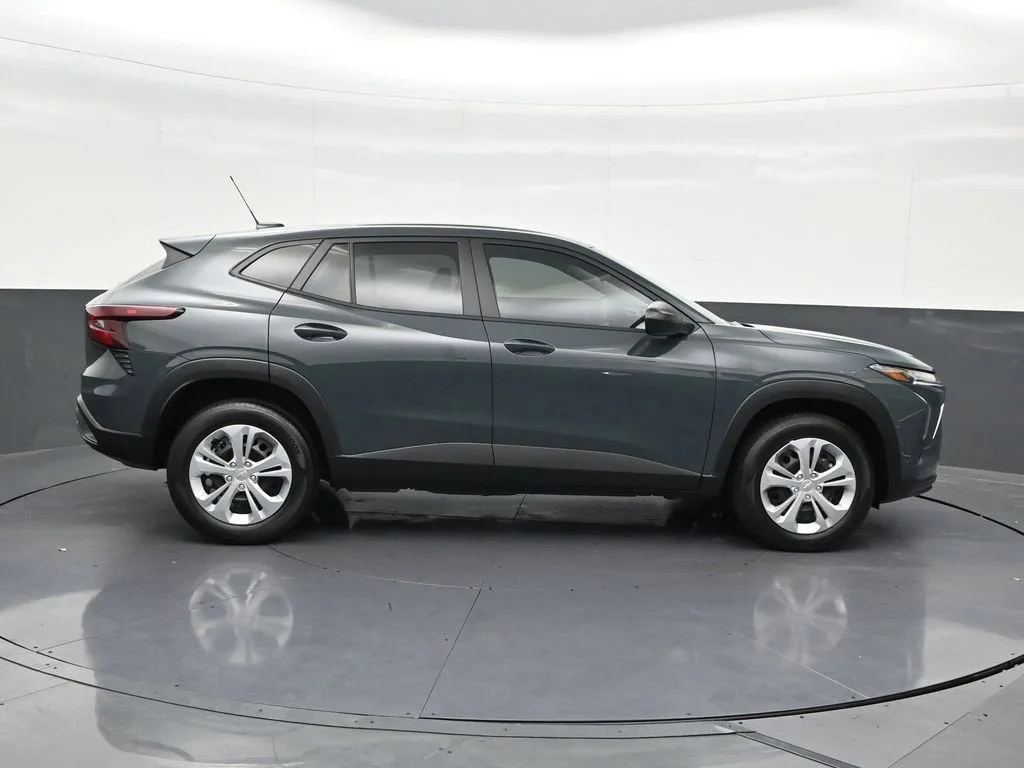 2025 Chevrolet Trax LS photo 7