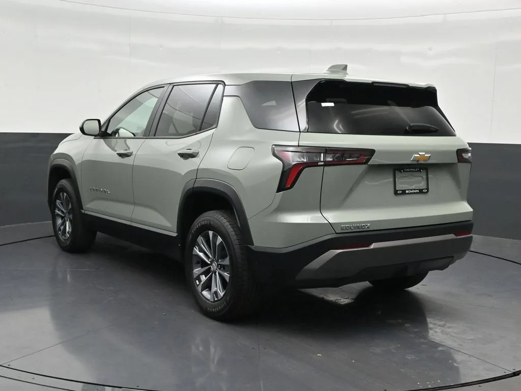2025 Chevrolet Equinox LT photo 3