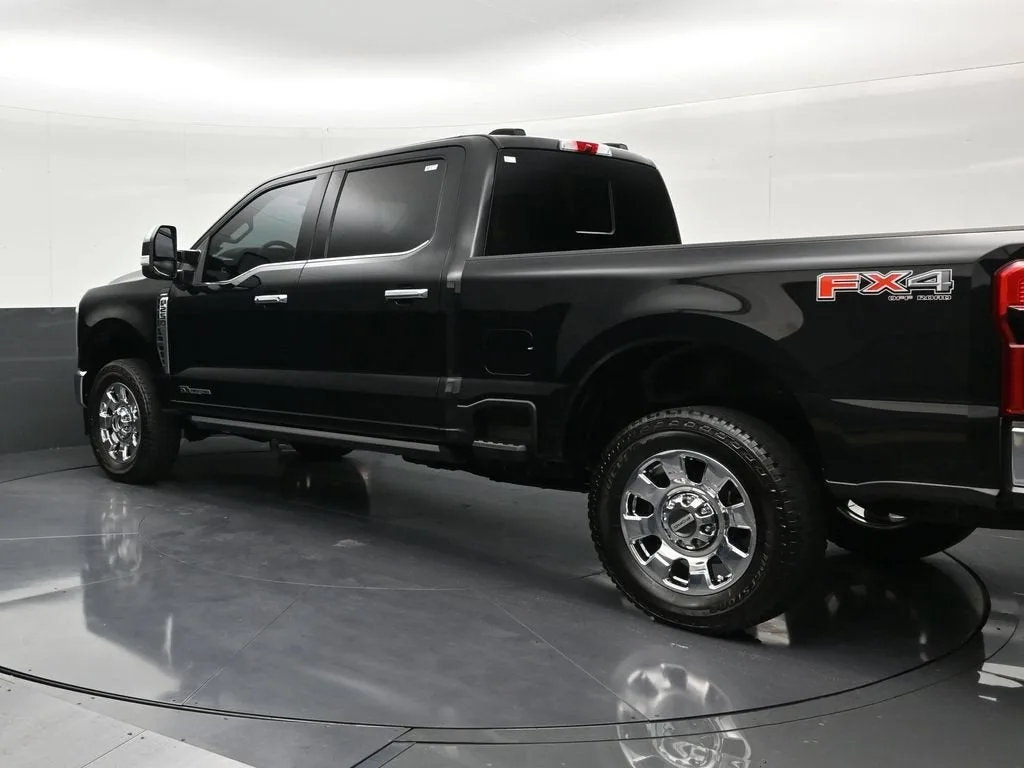 2025 Ford F-250 LARIAT photo 3