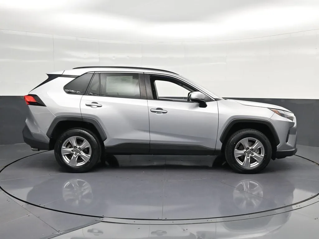2022 Toyota RAV4 XLE photo 4