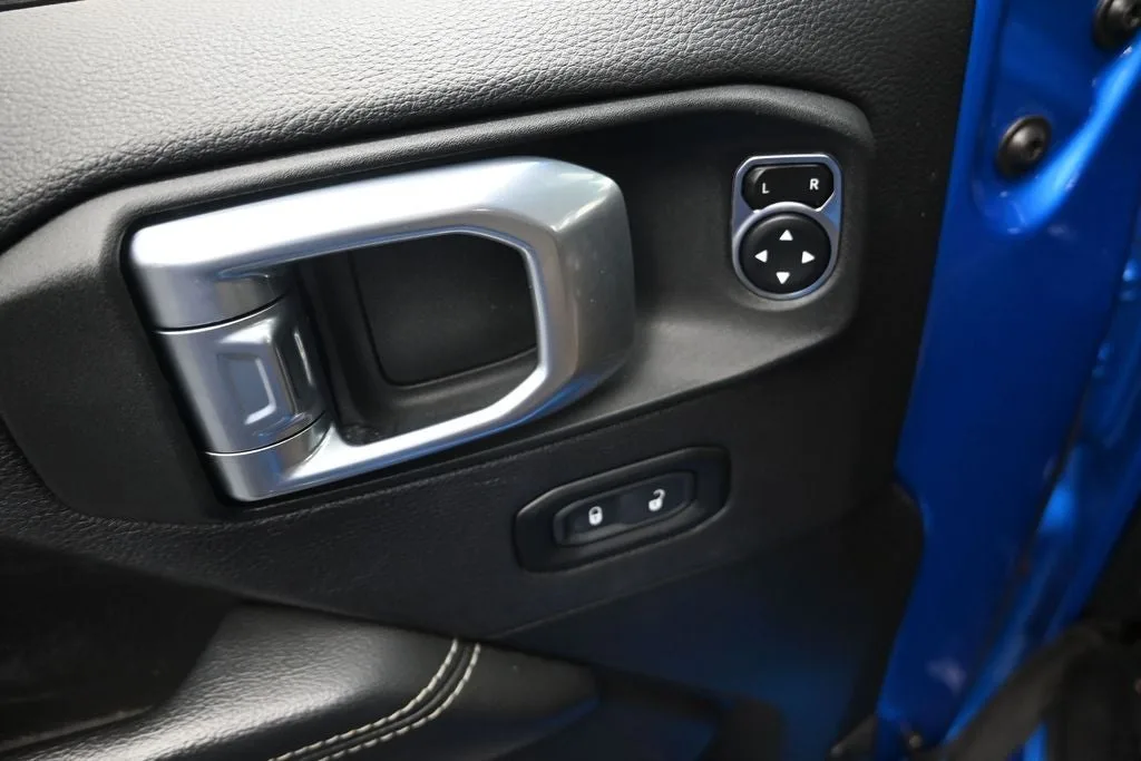 2023 Jeep Wrangler Sahara photo 10