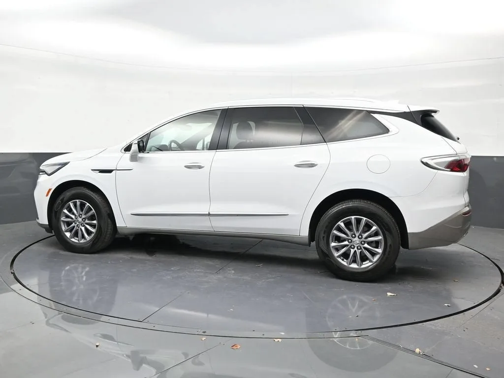 2023 Buick Enclave Essence photo 2