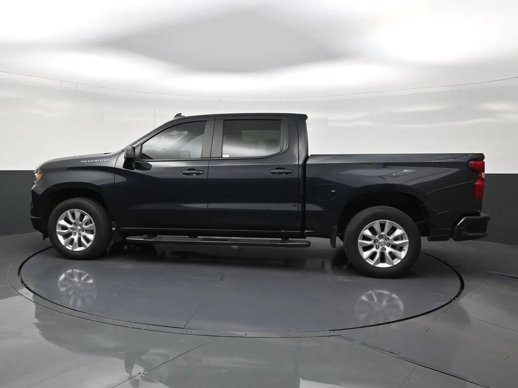 2022 Chevrolet Silverado 1500 Custom photo 2