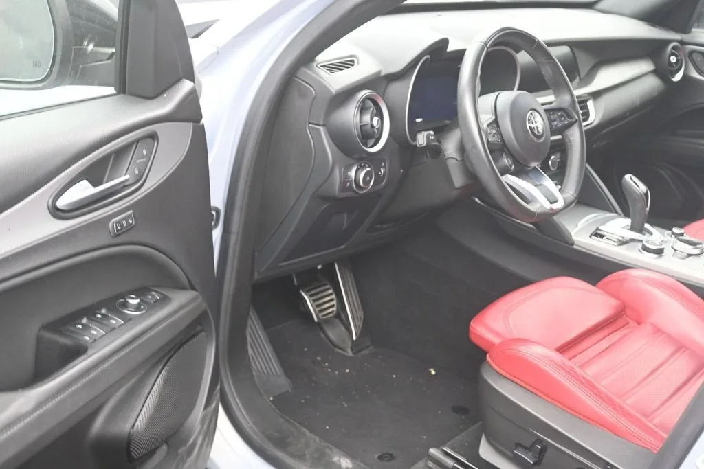 2024 Alfa Romeo Stelvio Ti AWD photo 11