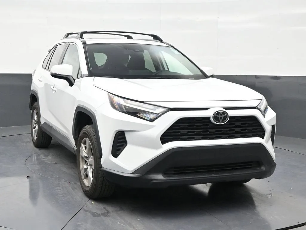 2025 Toyota RAV4 XLE photo 7