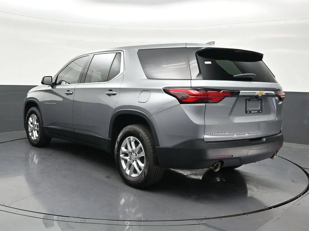 2023 Chevrolet Traverse LS photo 3