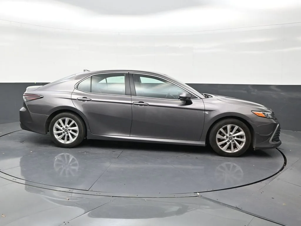 2022 Toyota Camry LE photo 6