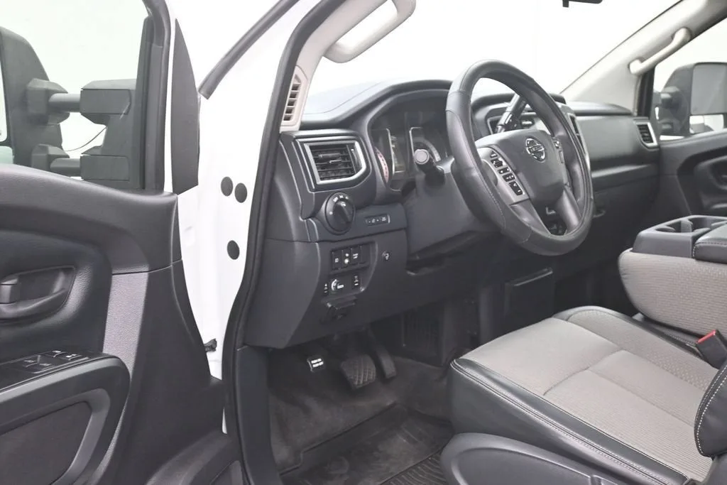 2017 Nissan TITAN XD S Diesel photo 11
