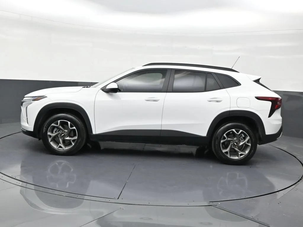 2024 Chevrolet Trax LT photo 2