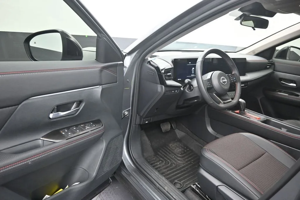 2026 Nissan Kicks SR photo 10