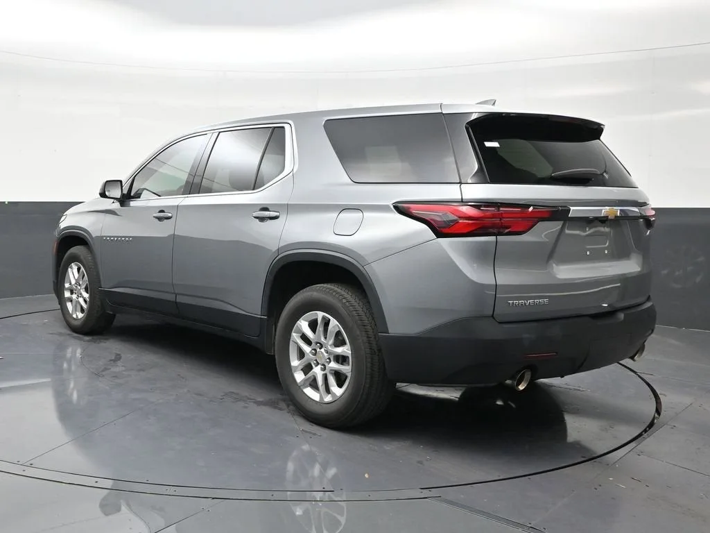 2023 Chevrolet Traverse LS photo 3