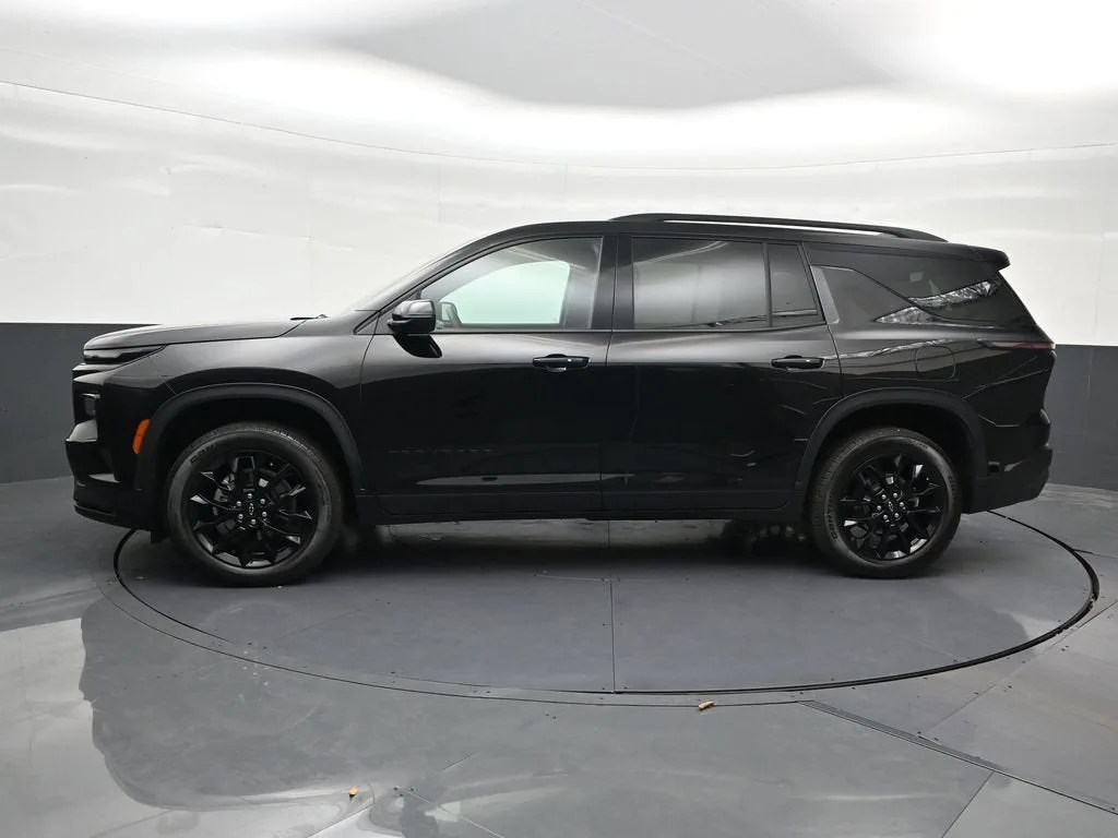 2025 Chevrolet Traverse LT photo 2