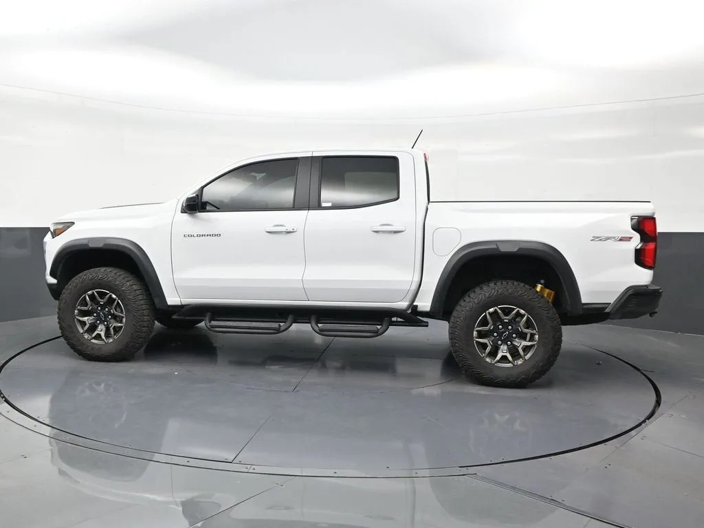 2025 Chevrolet Colorado ZR2 photo 2
