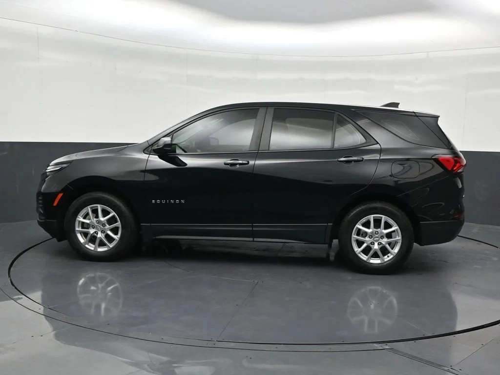 2023 Chevrolet Equinox LS photo 2