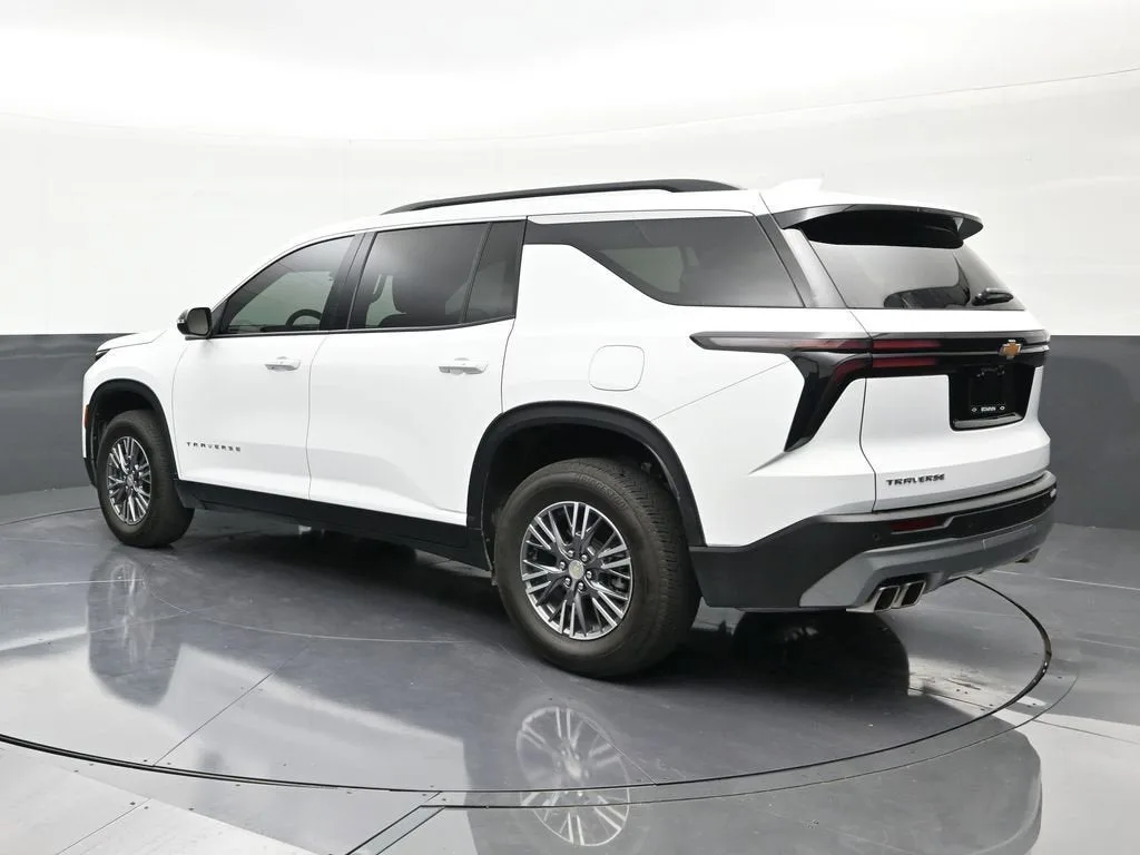 2025 Chevrolet Traverse LT photo 3