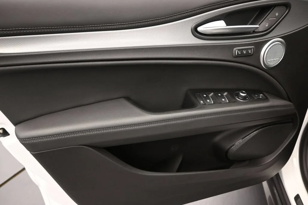 2024 Alfa Romeo Stelvio Ti AWD photo 11