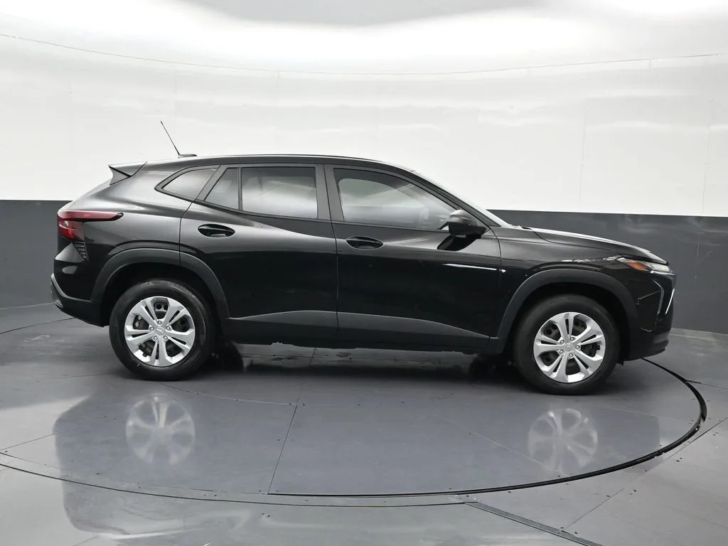 2024 Chevrolet Trax LS photo 7