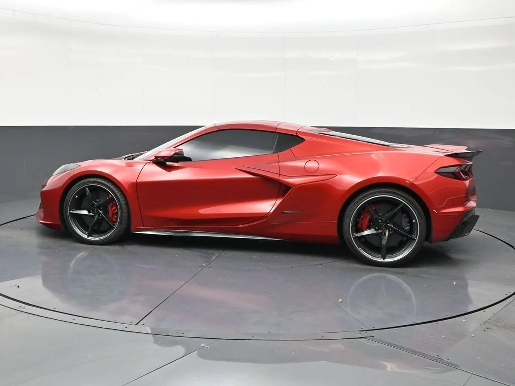 2025 Chevrolet Corvette E-Ray 2LZ photo 2