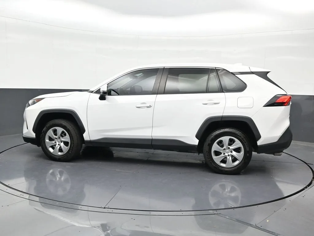 2022 Toyota RAV4 LE photo 2