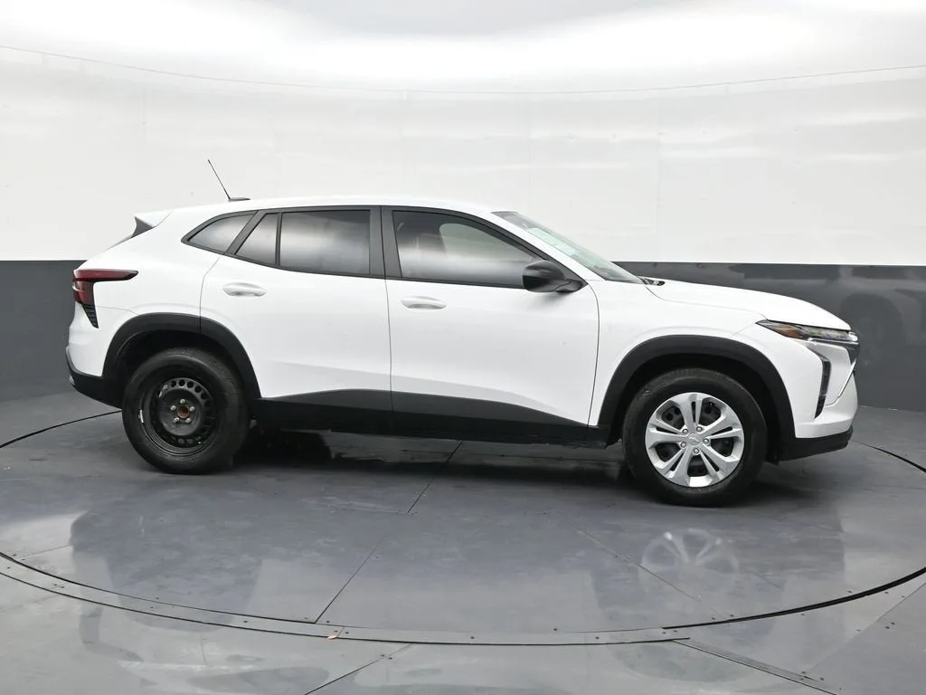 2025 Chevrolet Trax LS photo 6