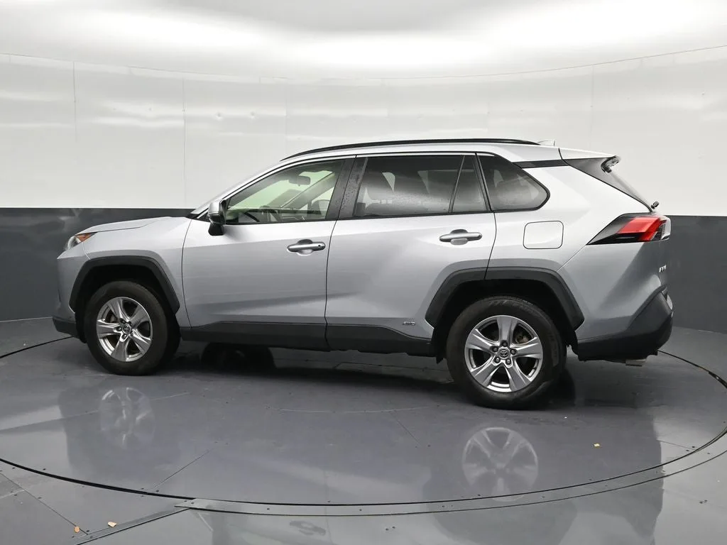 2022 Toyota RAV4 Hybrid LE photo 8