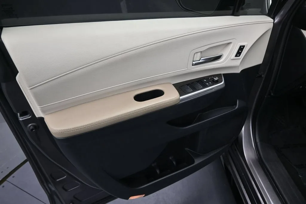 2021 Toyota Sienna Platinum photo 11