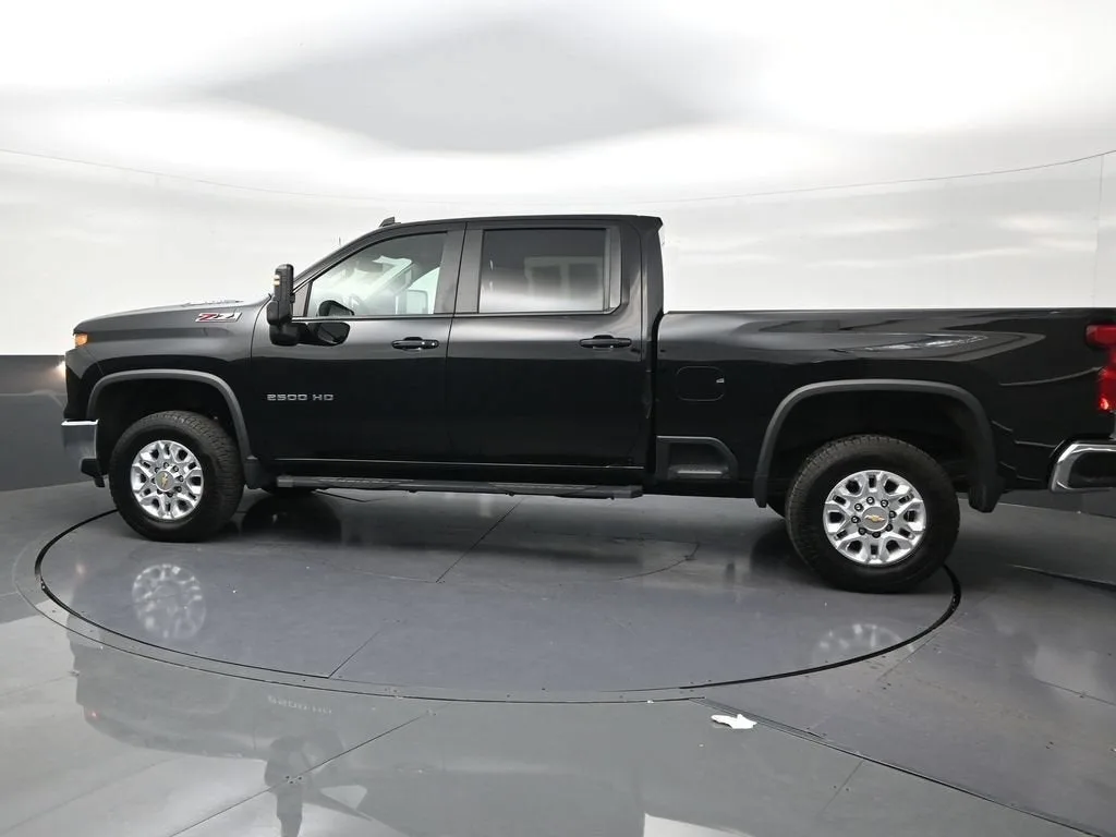 2024 Chevrolet Silverado 2500 HD LT photo 2