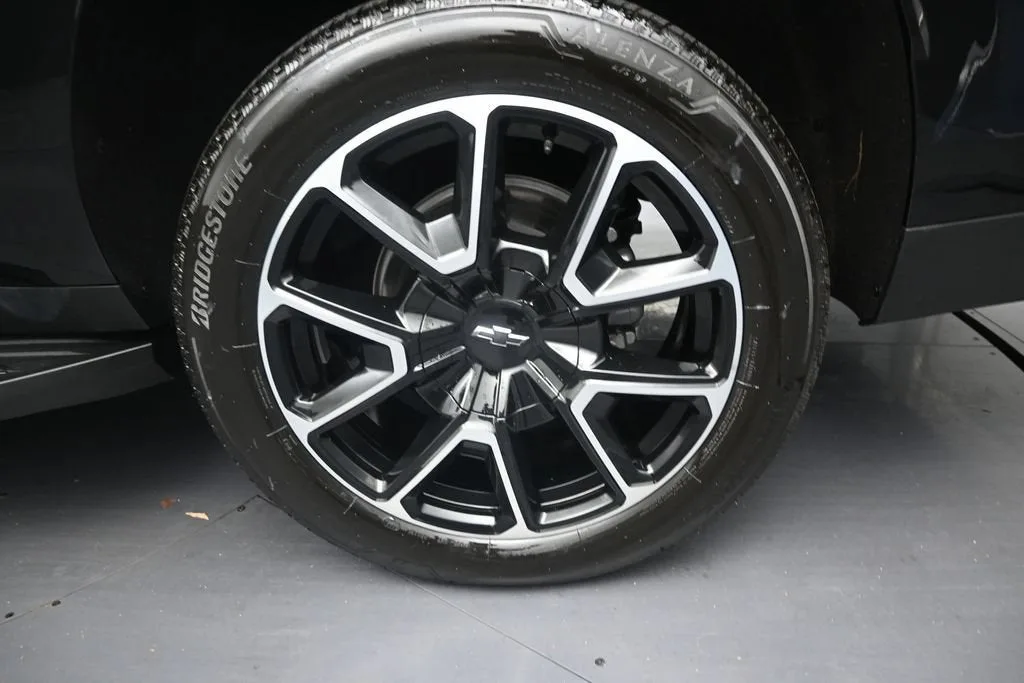 2025 Chevrolet Suburban RST photo 10