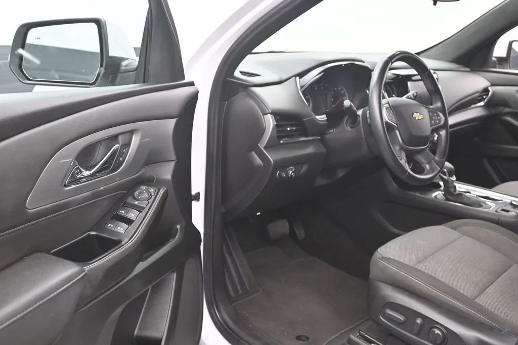 2023 Chevrolet Traverse LT Cloth photo 11