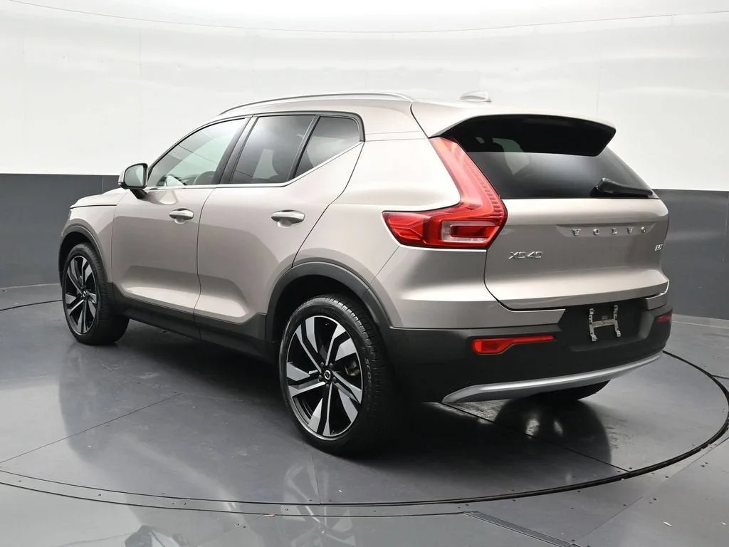 2024 Volvo XC40 B5 Plus Bright Theme photo 3